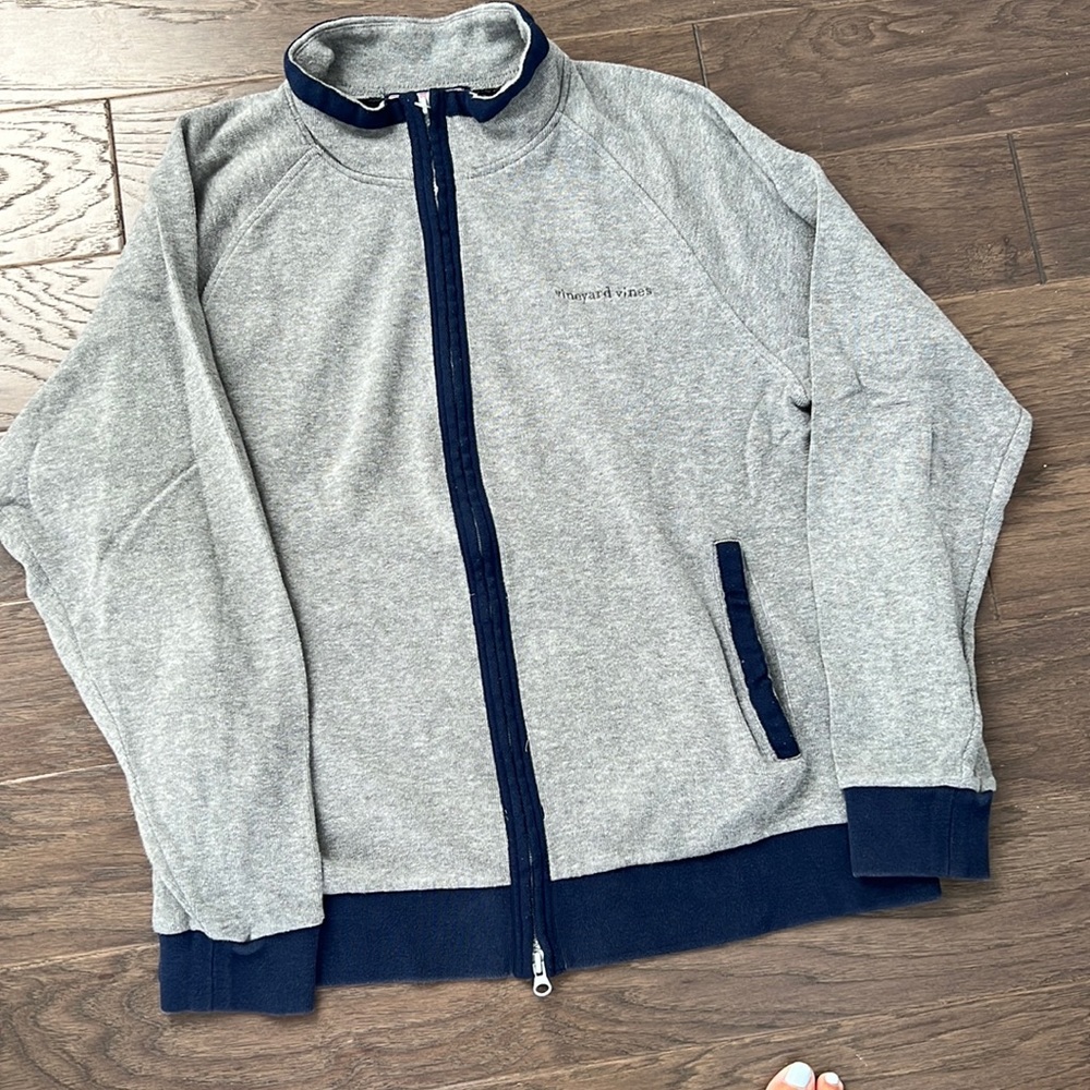 Vineyard vines gray cotton shirt with navy trim. Full zipper.